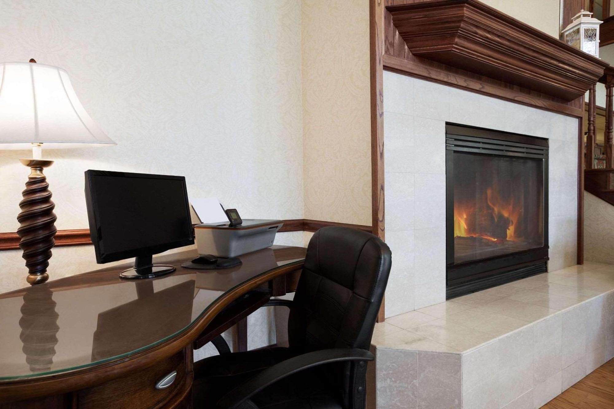 Country Inn & Suites By Radisson Bismarck Waterpark Eksteriør billede