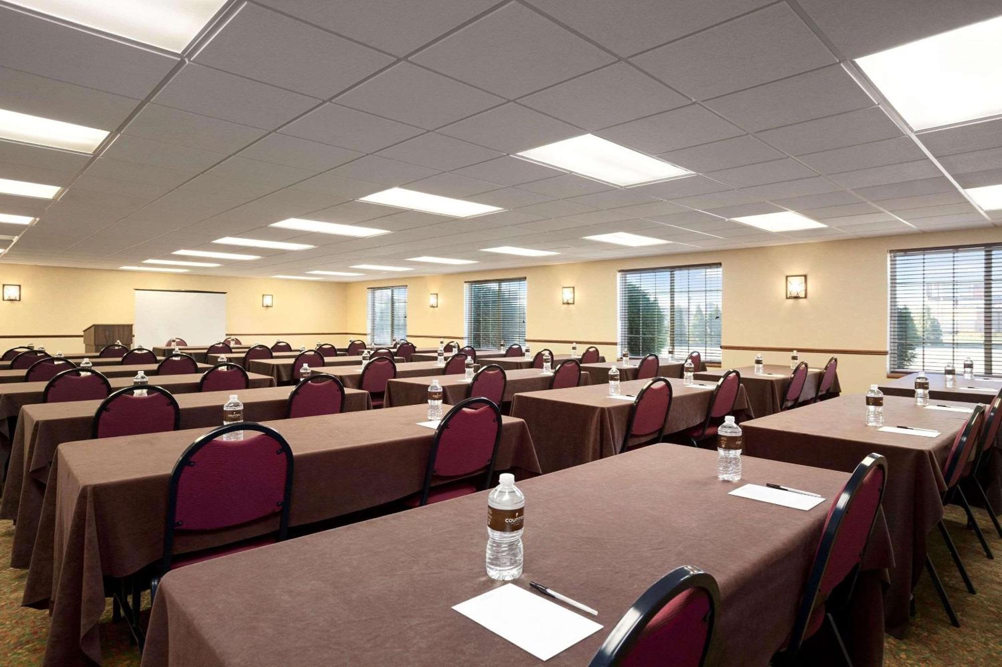 Country Inn & Suites By Radisson Bismarck Waterpark Eksteriør billede