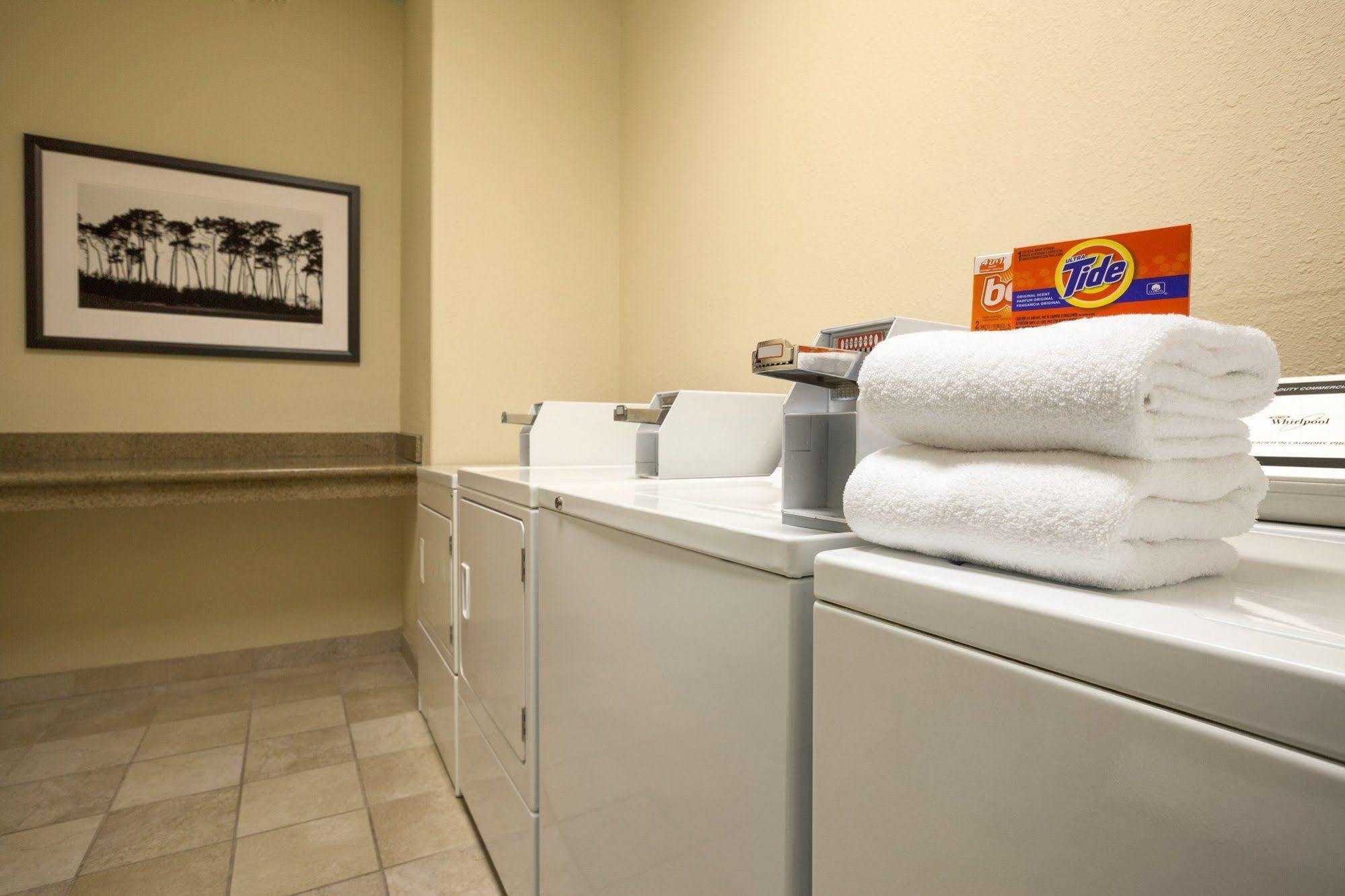 Country Inn & Suites By Radisson Bismarck Waterpark Eksteriør billede